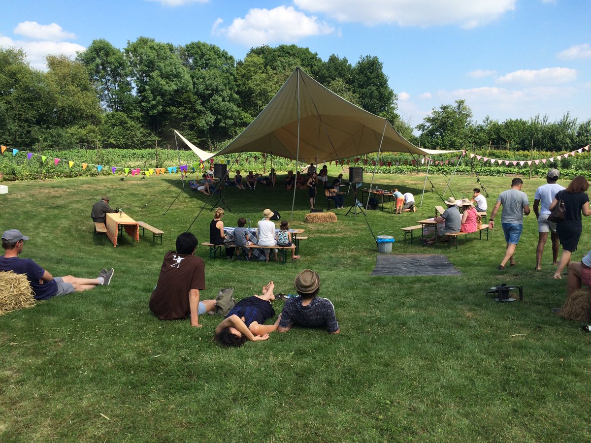 Gezellige #lekkernaardeboer bij <a href="/tuindees/">Tuinderij de Es</a> Wat een leuke diversiteit is er toch aan bio bedrijven! <a href="/bartpijnenburg/">Bart Pijnenburg</a> <a href="/BionextTweets/">Bionext</a>