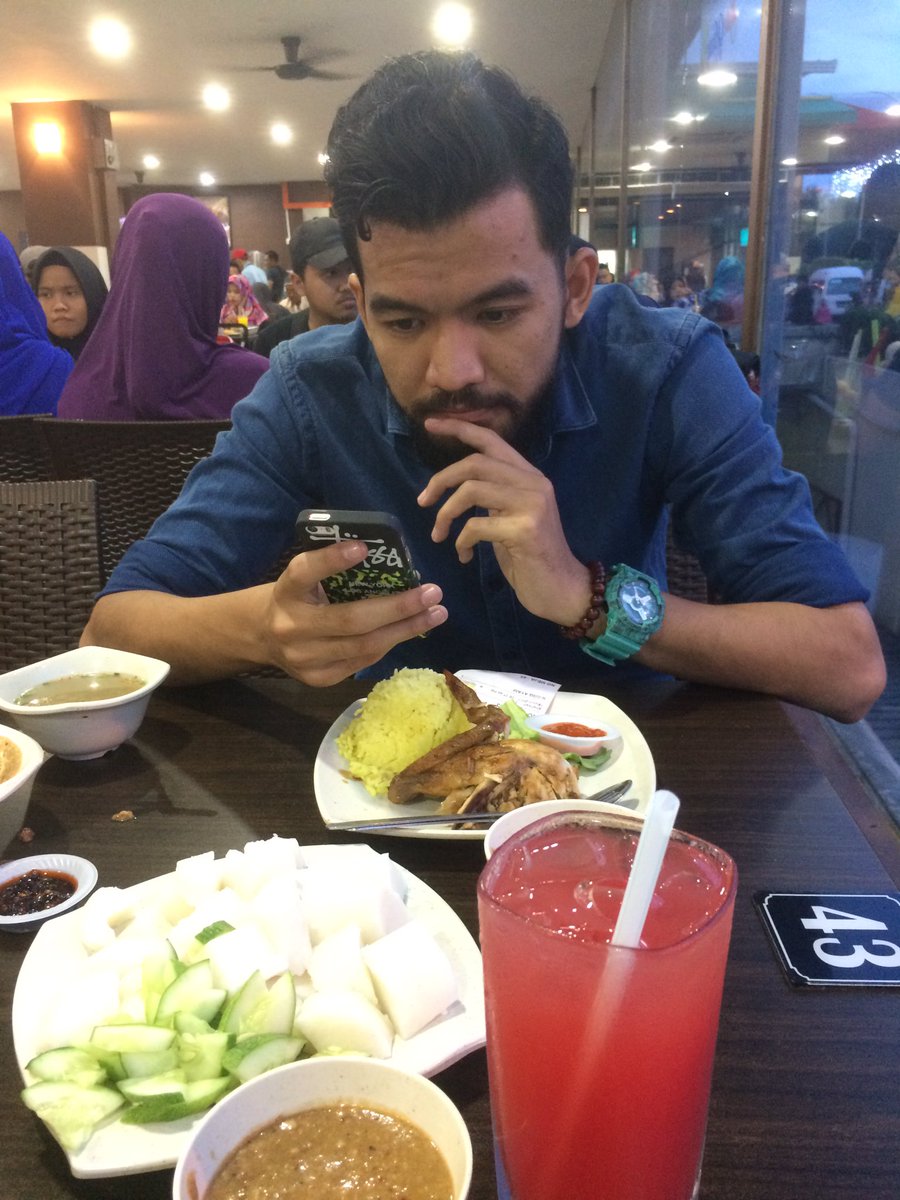 _MiraMong's tweet photo. Selamat bermoreh. Ehh bersahur nanti. Malamss. #OddDuo ❤️❤️ https://t.co/GMb0jygieV
