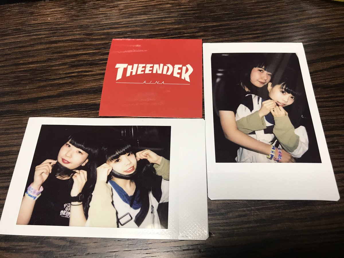 _yukidol's tweet photo. 今日の思い出です。アイナさんチェキ家宝です。職場のロッカーに貼ります🙏🏻ハシヤスメ教の教祖が綺麗に撮れました😇
#bish #bish浜松 #窓枠 #ライブキッズ https://t.co/zXs565Jc9e