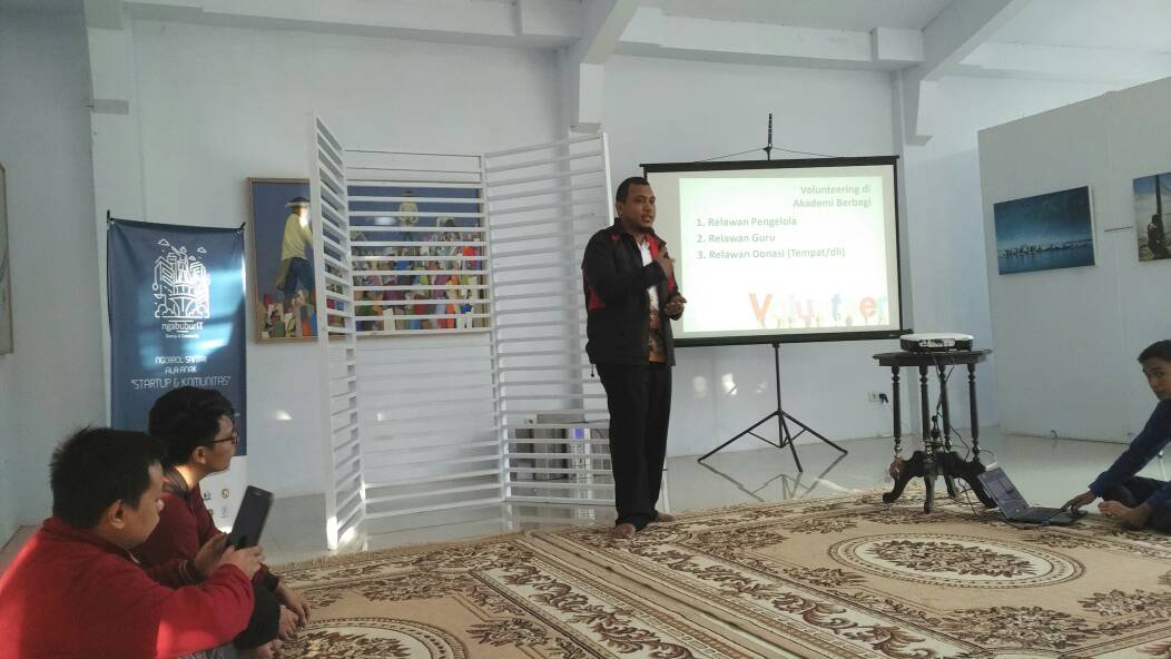 AkberGTO's tweet photo. Kepsek @walidumar 
Presentasi tntg Akademi Berbagi Gorontalo di depan komunitas Gorontalo
event #ngabuburIT https://t.co/01qlXuLER6