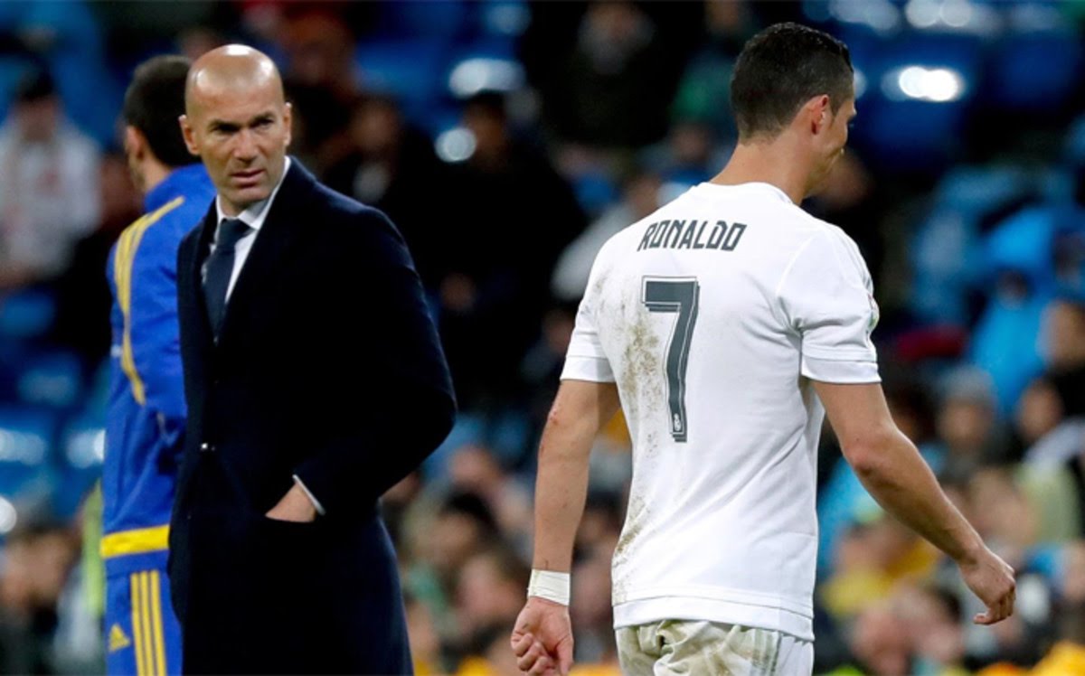 tjcope's tweet photo. PACO GLEZ.: "@Cristiano le ha dicho a ZIDANE por 📞que se quiere ir porque en 🇪🇸 le tratan como a un delincuente empezando por los medios". https://t.co/CYcS90TJiQ