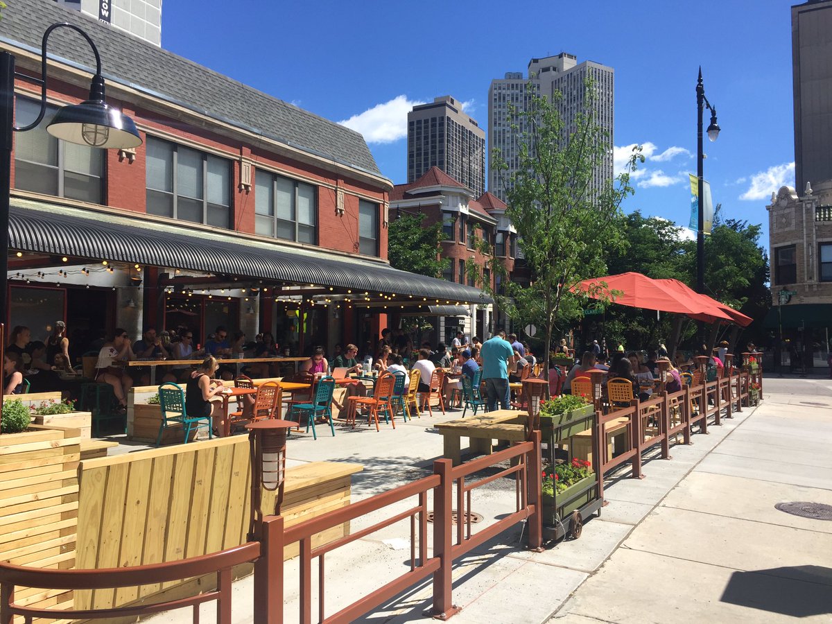 BikeWalkLP's tweet photo. This used to be a parking lot for about five cars. Now scores of people can enjoy a cup of coffee in the sun. On Clark St @ClarkLincolnPk https://t.co/AnarnbL3GB
