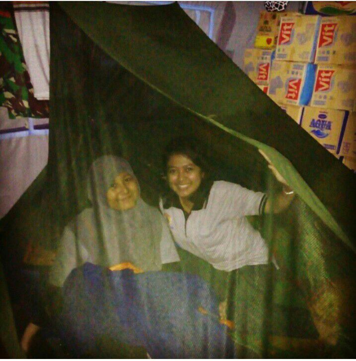 kikitonenk's tweet photo. Pengalaman pertama tidur di posko banjir d jkt,gelap,banyak nyamuk,basah,tp happy bs bantu org😊 #aksi4diaspora https://t.co/sK8bsCyVbW