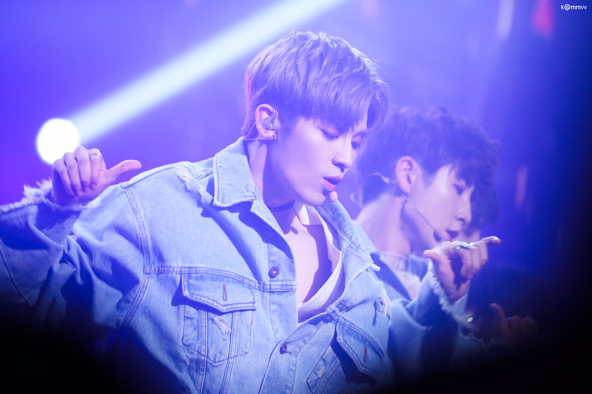 k_mmvv's tweet photo. 170612 붐 스테이지 #투포케이 #24K #진홍 #Jinhong @24K_JinHong 
#ADDICTION #너_하나면_돼 #ONLY_YOU https://t.co/Wc73rkc7jf