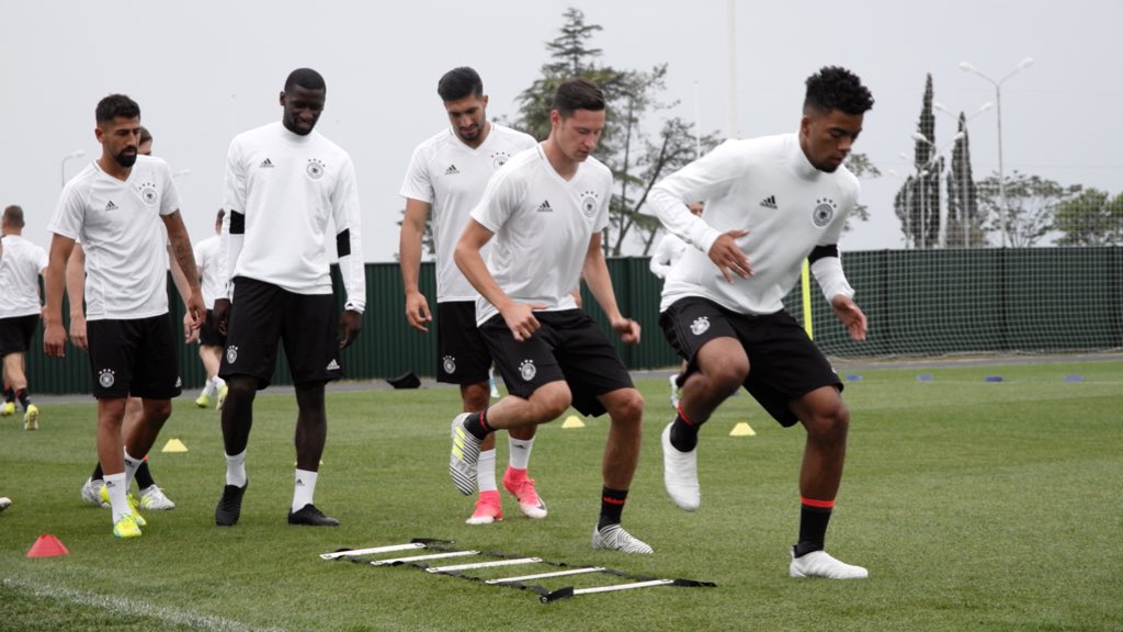 DFB_Team's tweet photo. Der komplette Kader absolviert gerade das Abschlusstraining 🇩🇪⚽️ #AUSGER #DieMannschaft #ConfedCup https://t.co/CKi0eiVgeL
