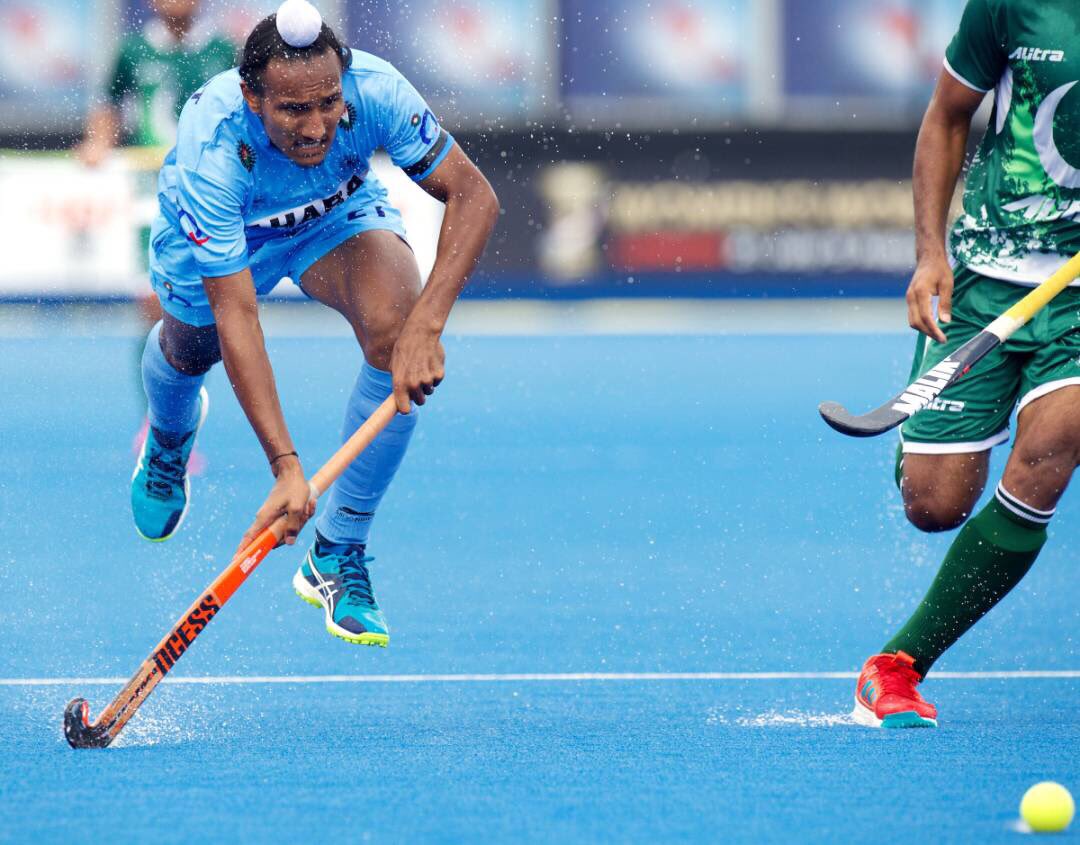 AdityaRajKaul's tweet photo. Indian Hockey team members wore black bands, in the match against #Pakistan, in solidarity with Indian soldiers martyred in #Kashmir. 🇮🇳 https://t.co/xAQKflVxLc