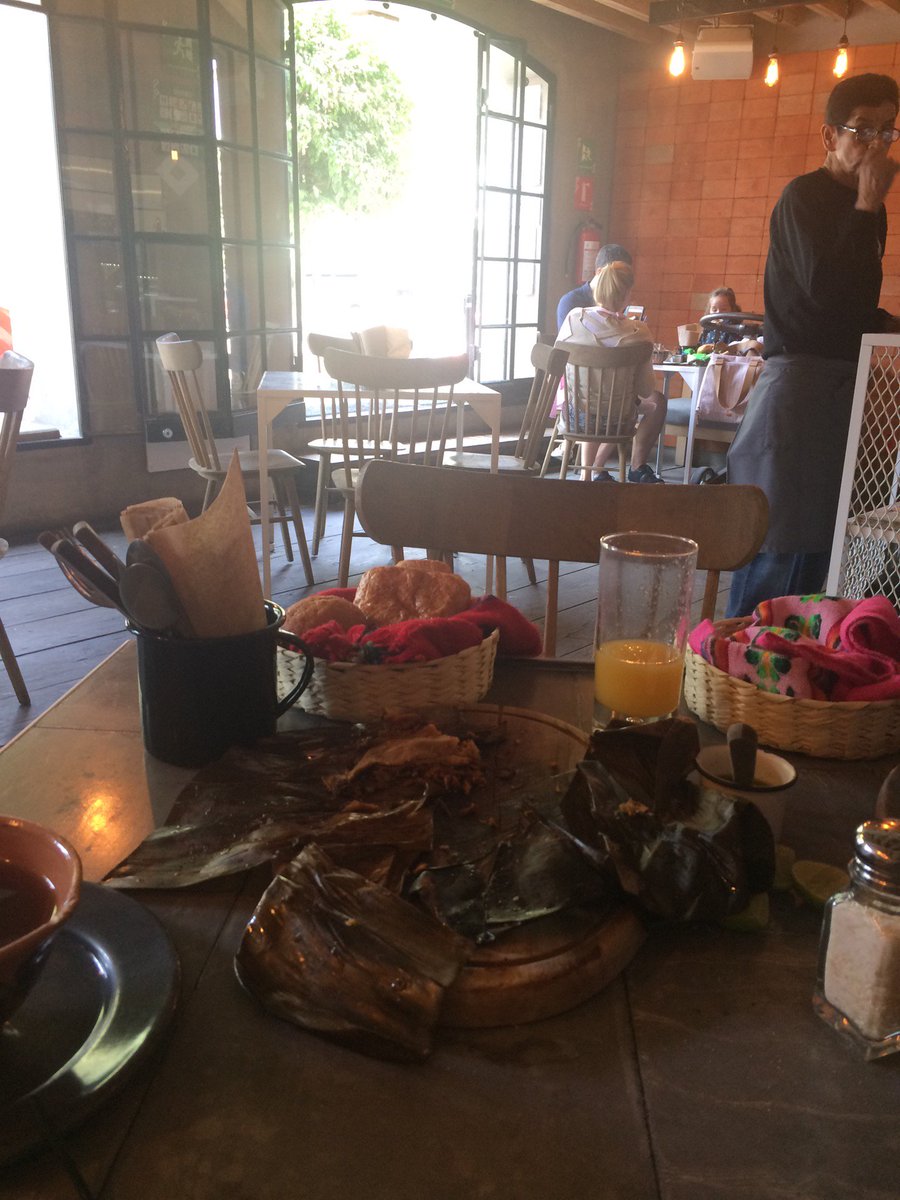 "Si buscas comida oaxaqueña de verdad, este no es lugar. Sazó..." #FoursquareFind @aguamielmx 4sq.com/2sDXK7y