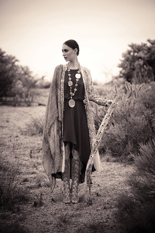doradomag's tweet photo. Get the look ---> https://t.co/dJ6IfMVB9H Dress -> @HauteHippie, Jewelry -> @DevonLeighJewel, Boots -> @FryeBoots https://t.co/N9WUjx7aoE