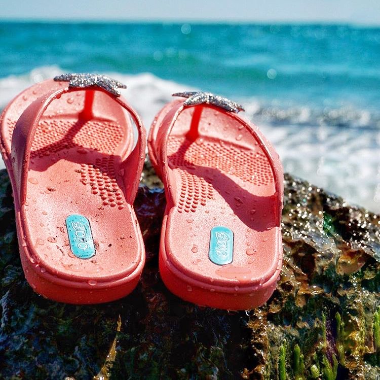 Our new Necklaces go great with these Oliver flip flops! Thanks for the pic, @PomegranateandFig! ow.ly/ArXW30cF6S0