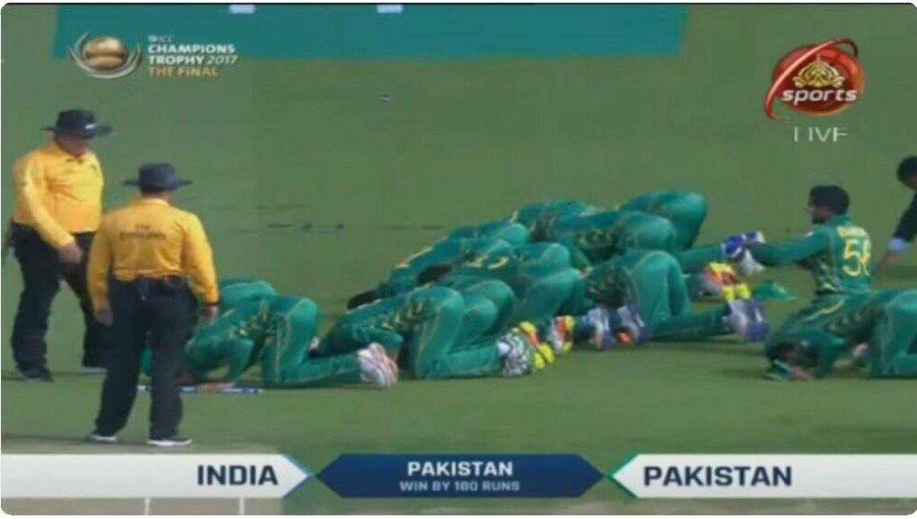 SarmaTahir's tweet photo. Best moment😍😍😍
This is how we should celebrate our Victory in Ramzan💚
All praise to Allah and his mercy.
#GoGreen
 #CT2017Final
#PakvsInd https://t.co/74TAXlJjed