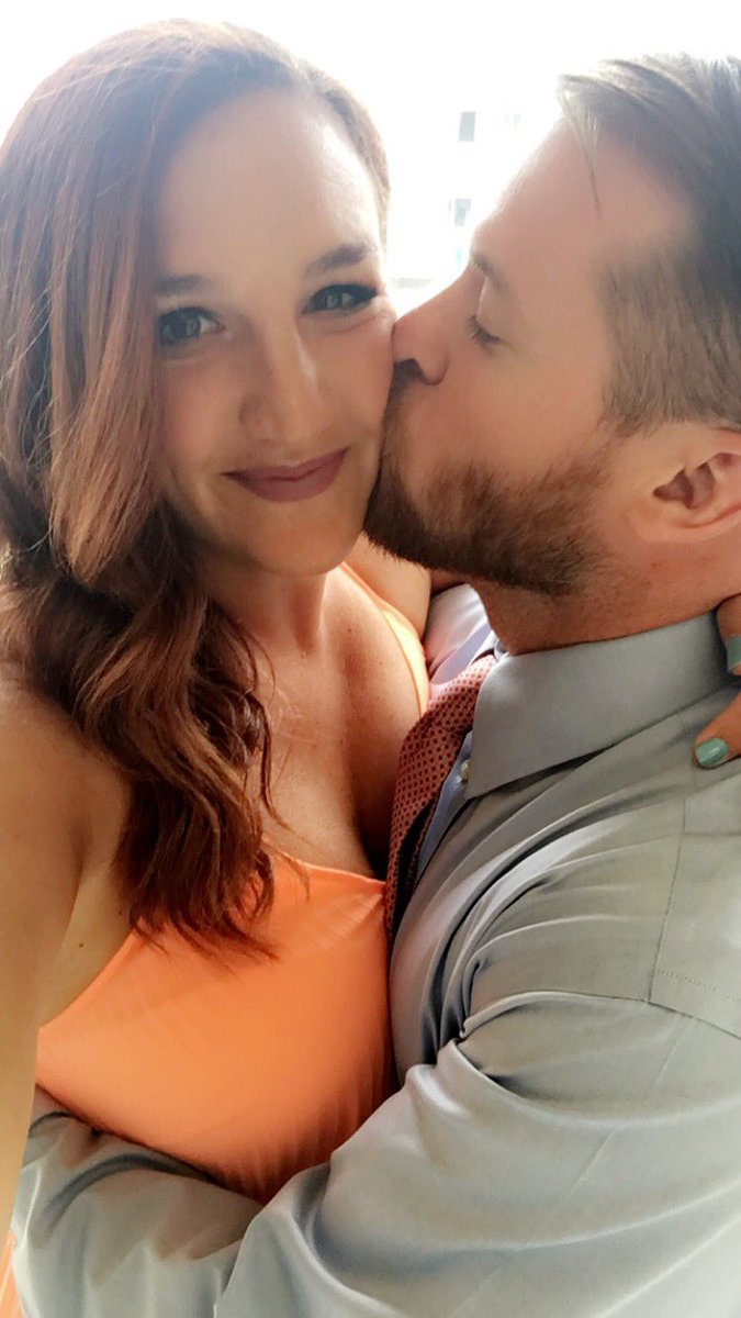 RockNRobyn4's tweet photo. Wedding for the ages 👰🏼💜🤵🏻
#him #montaukwedding #theilchs #kandy https://t.co/qbsKW5XQTE