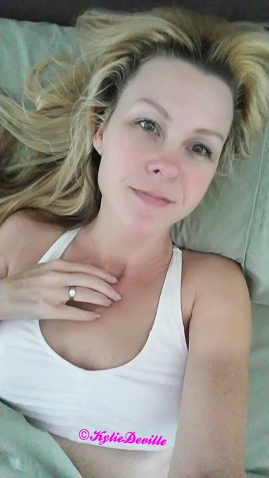 Good morning from My bed..   this is how I wake up..  lol not a whole bunch of makep &amp; #IwokeupLikethis<a href="/tag/iwokeuplikethis"class="tags"><span>#iwokeuplikethis</span></a>