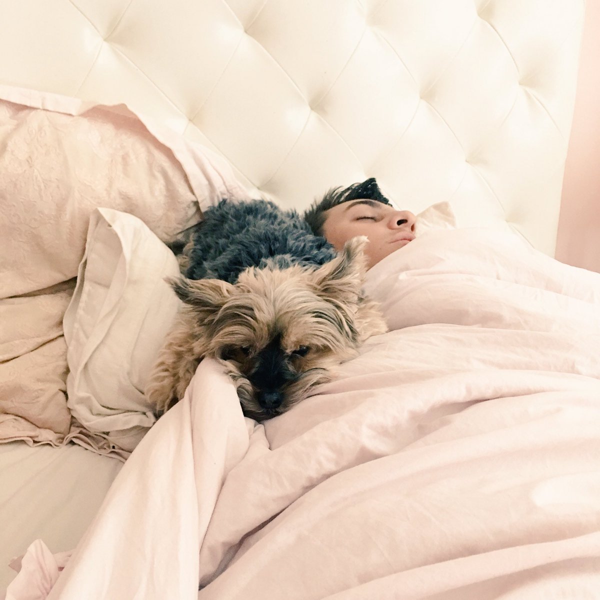 gabcake's tweet photo. #happydaddyday 😭 she never sleeps like this omg 😭😍😭😂 https://t.co/4JtTLInBar