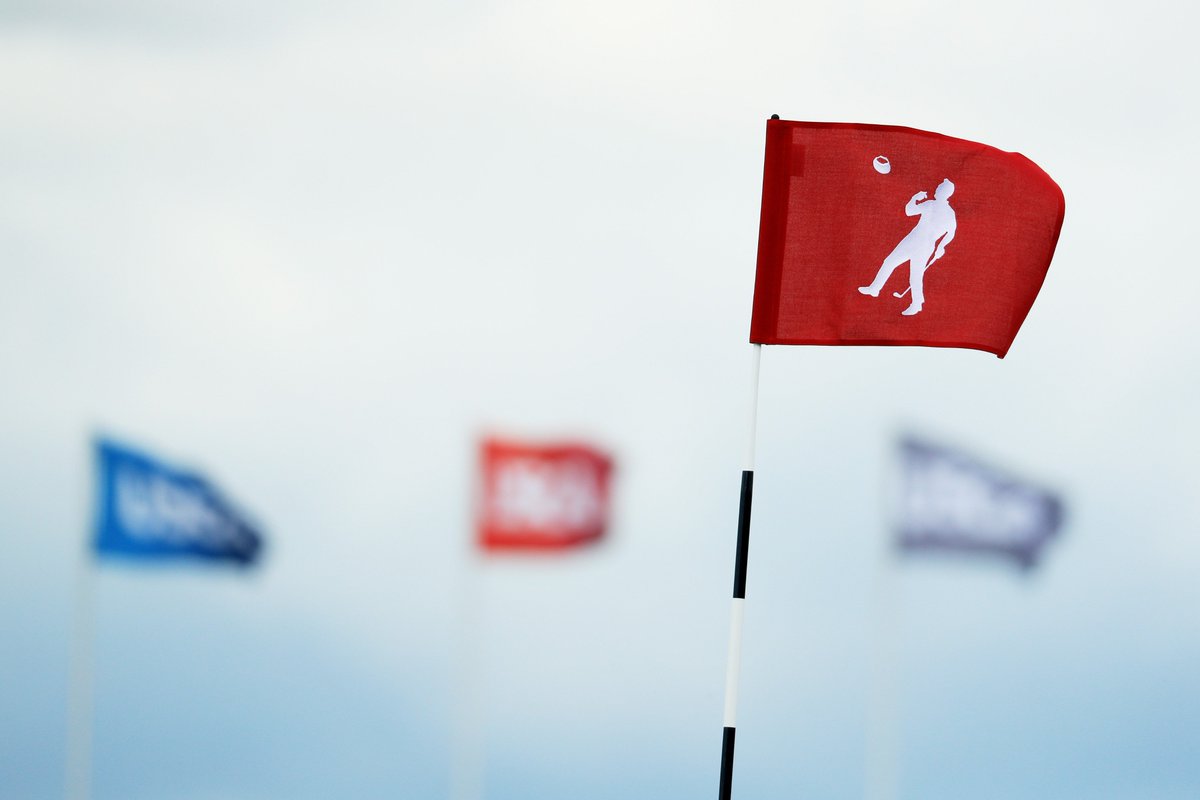 GolfChannel's tweet photo. The flag at 18 today in honor of The King. Just incredibly cool! #USOpen https://t.co/4VBJlqorlm