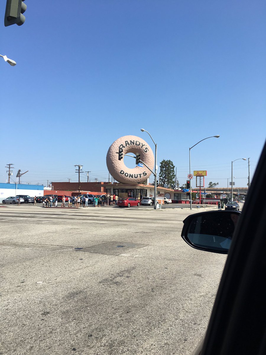ToastyFrag's tweet image. A famous donut place in la #RandyDonuts