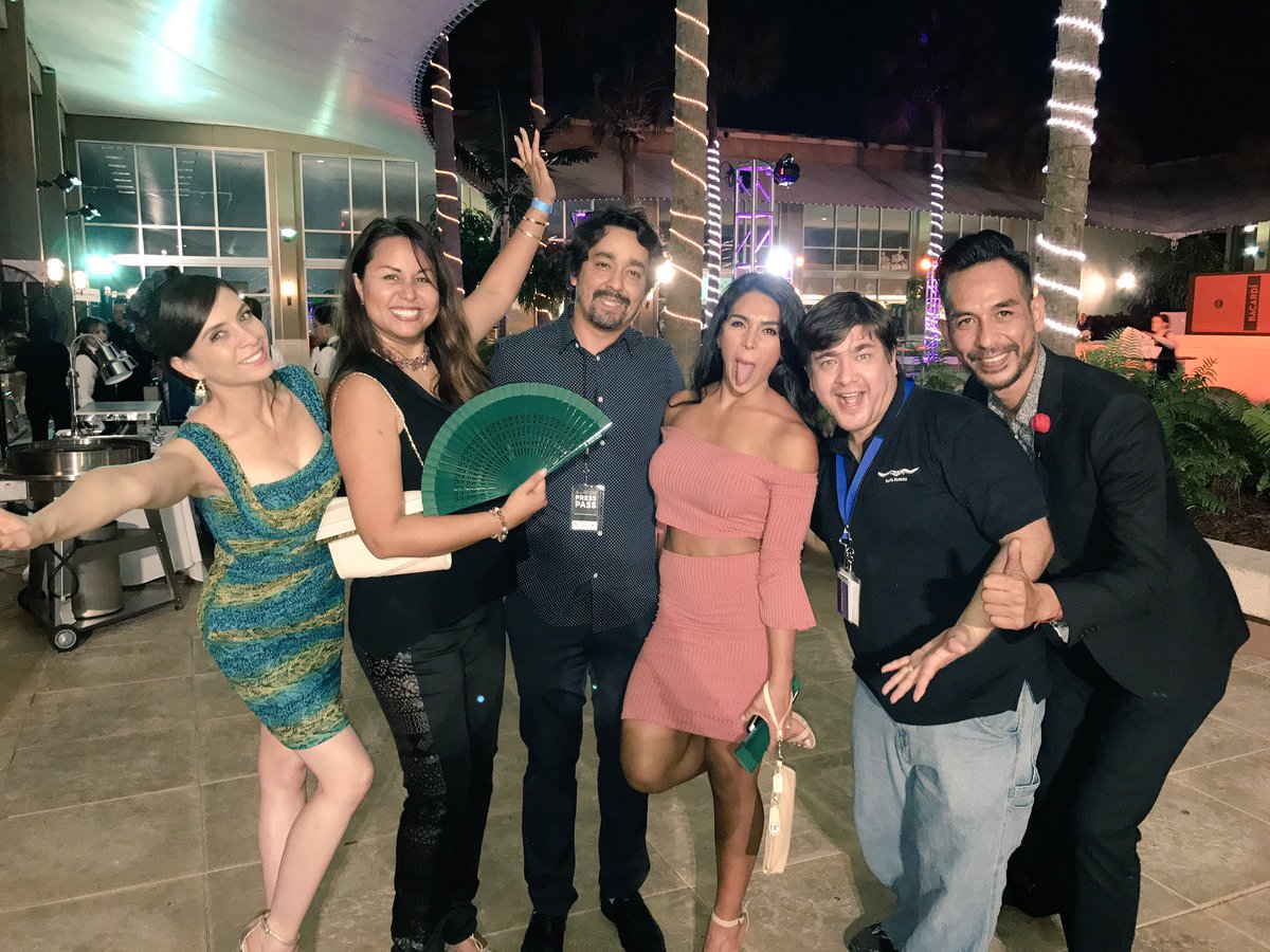 fabiolamalka's tweet photo. Con el #TeamPeru @roxanapenaTV #alonsocollantes @VaniiaBlludau @hugotobitv apoyando la gran labor de @amigosforkids #AmigosDominoNight https://t.co/CpztPHeE2c