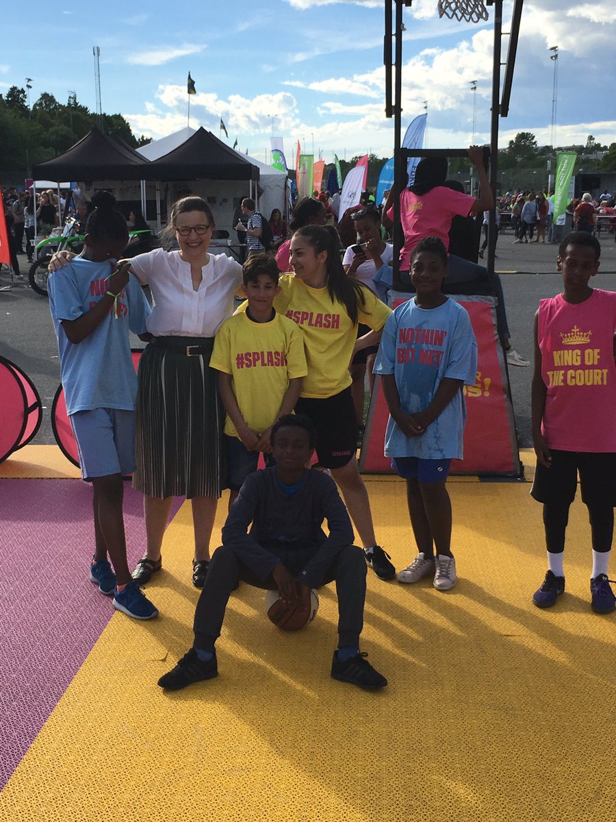 Gymnasieministern <a href="/Anna_Ekstrom/">Anna Ekström</a> gillar BonnierHoops #politikveckanijärva <a href="/Bonnierforlagen/">Bonnierförlagen</a> <a href="/basketse/">Svensk Basket 🏀🇸🇪</a>