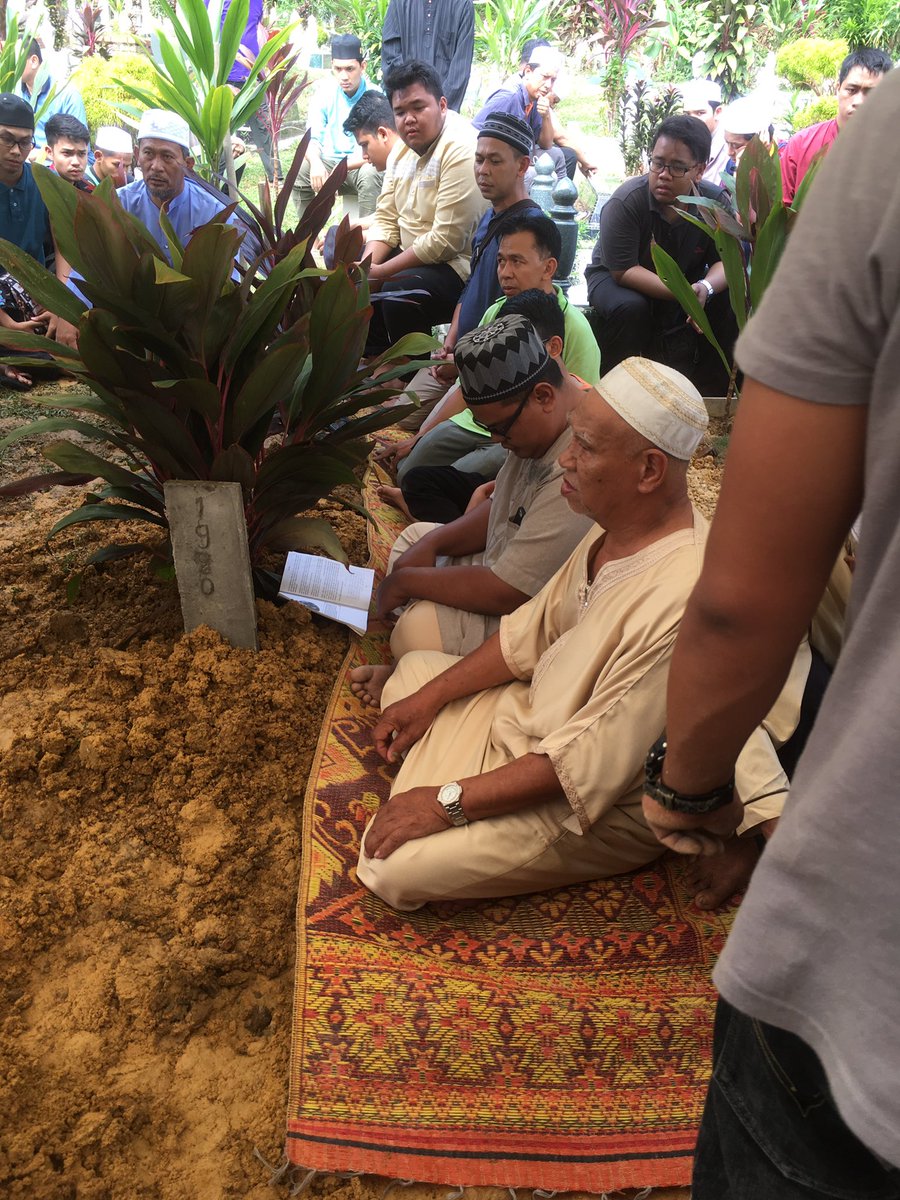 iqblzahari's tweet photo. Allahyarham Amir Hafizuddin selamat dikebumikan pada jam 11.40 pagi 180617. Al-fatihah. semoga tenang di sana.
#septech https://t.co/AME4U4rFS7