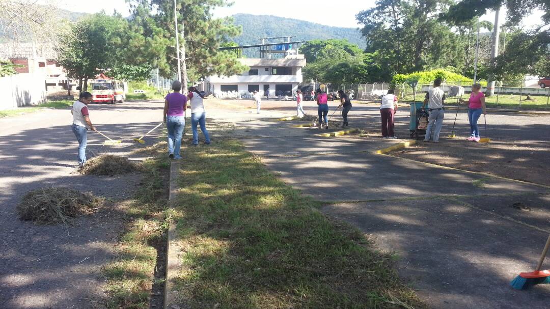 tfcordero's tweet photo. JORNADA DE LIMPIEZA. Etiac Tulio Febres Cordero. San Juan de Colón Municipio Ayacucho Táchira. https://t.co/MBEFNvCCWl
