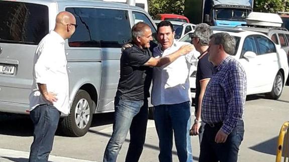 DeportesCopeA's tweet photo. PACO HERRERA ya ejerce como entrenador del #Sporting. El técnico catalán está en Beasain para ver al filial (foto: @elcomerciodigit). https://t.co/MnqiF35e3U