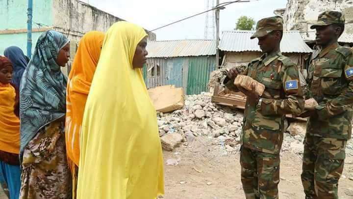 HussienM12's tweet photo. SOMALIA: Members of Somali national army forces have donated half of their salaries to the poor people living in Mogadishu's IDP camps. https://t.co/NuPBUQVbs5
