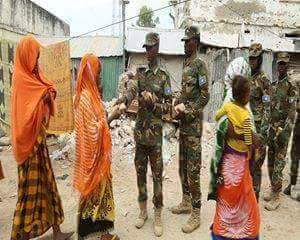 HussienM12's tweet photo. SOMALIA: Members of Somali national army forces have donated half of their salaries to the poor people living in Mogadishu's IDP camps. https://t.co/NuPBUQVbs5
