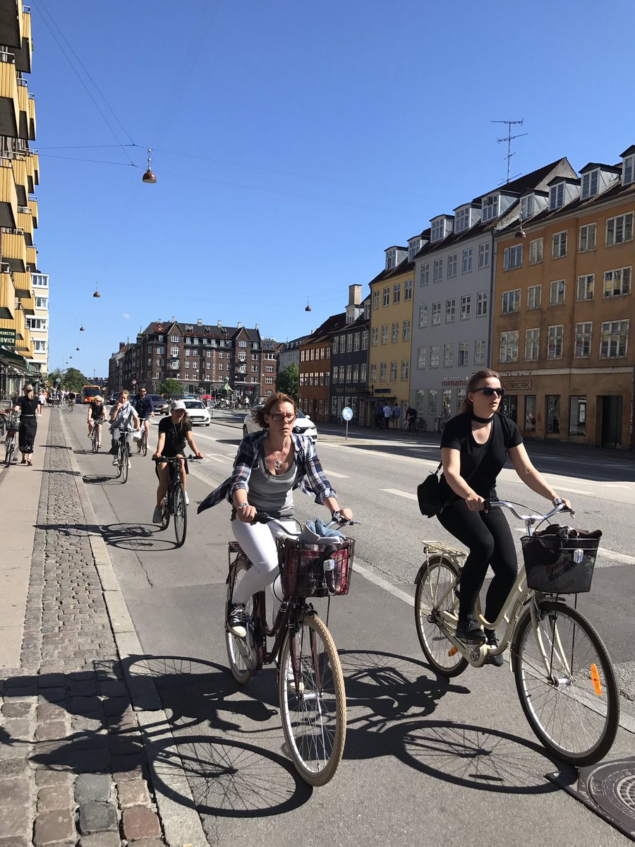 Bicicleto_ZGZ's tweet image. Los carriles bici deben ir junto a la acera, segregados, y su anchura mínima es de 2 metros por sentido. 
Como en Copenhague, por ejemplo.