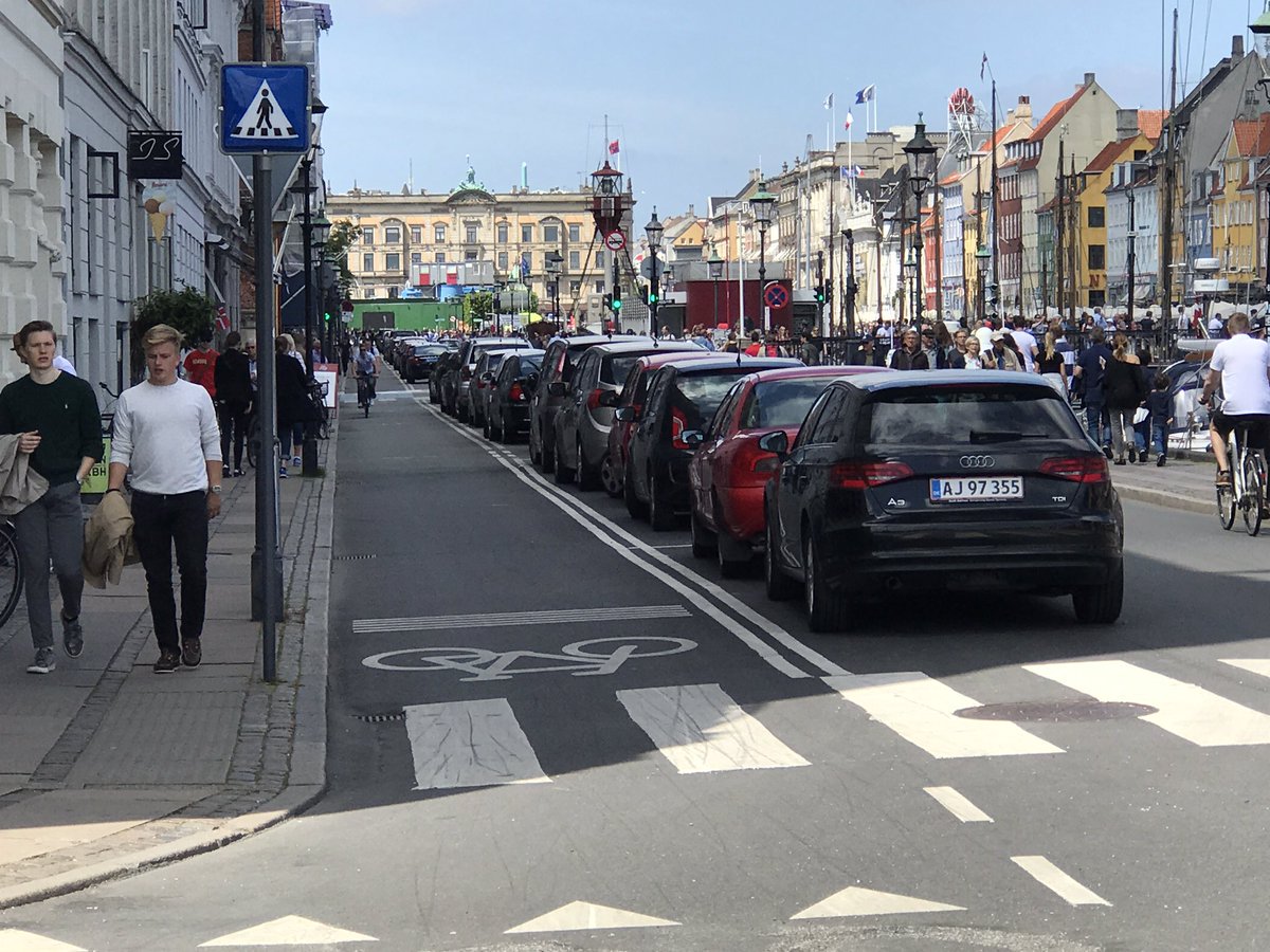 Bicicleto_ZGZ's tweet image. Los carriles bici deben ir junto a la acera, segregados, y su anchura mínima es de 2 metros por sentido. 
Como en Copenhague, por ejemplo.