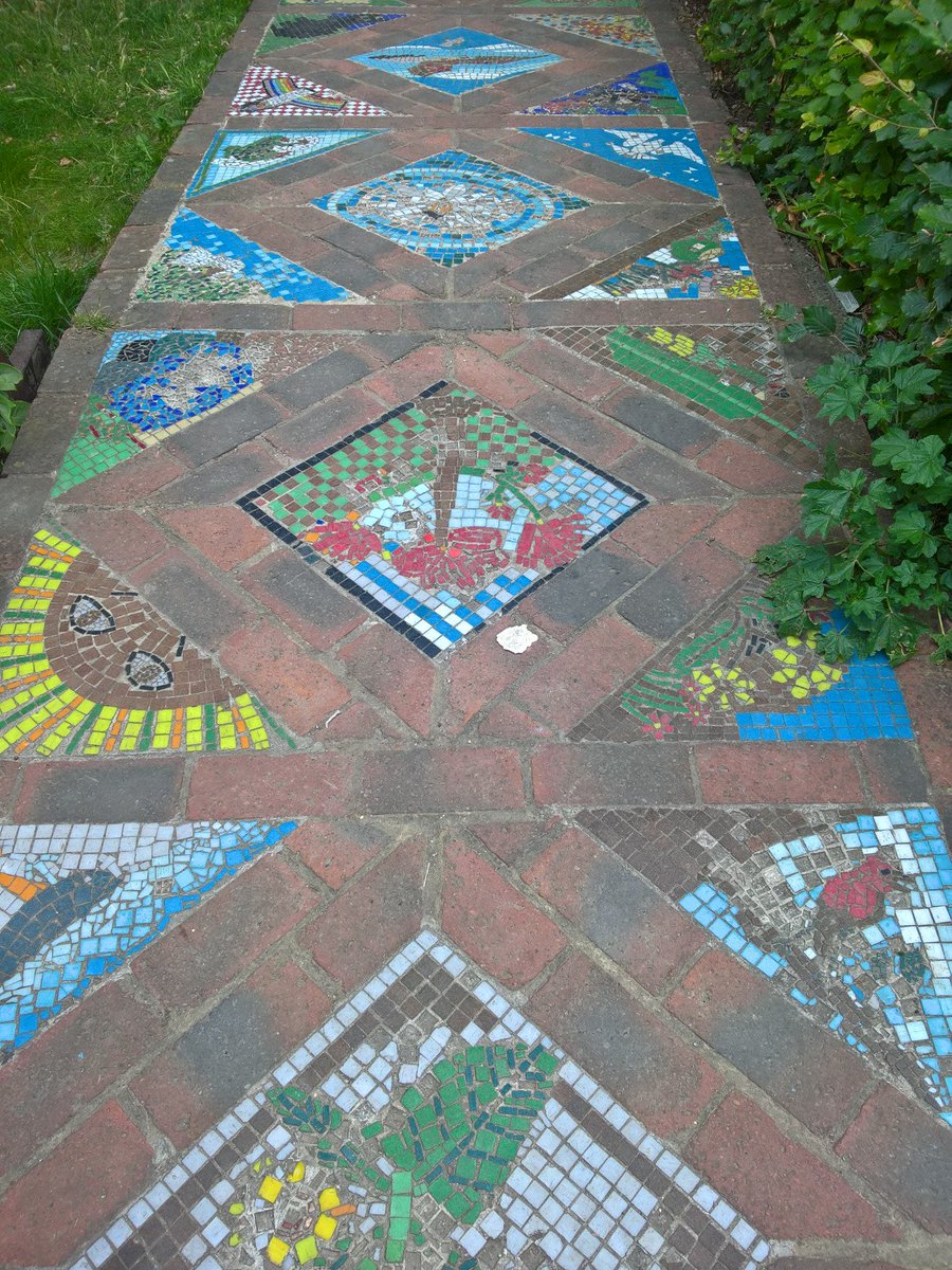 ap_doubleu's tweet photo. Our last and favourite #OGSW17 @OpenSquares . Welcoming staff and #volunteers @CalthorpeProj in #bloomsbury #garden #communitygarden https://t.co/jjsoRwaD63