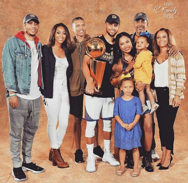 GloballyCurry30's tweet photo. Family First. 🏆🏆🏆 #TeamFamilyFirst https://t.co/H6Z9bQjjwv