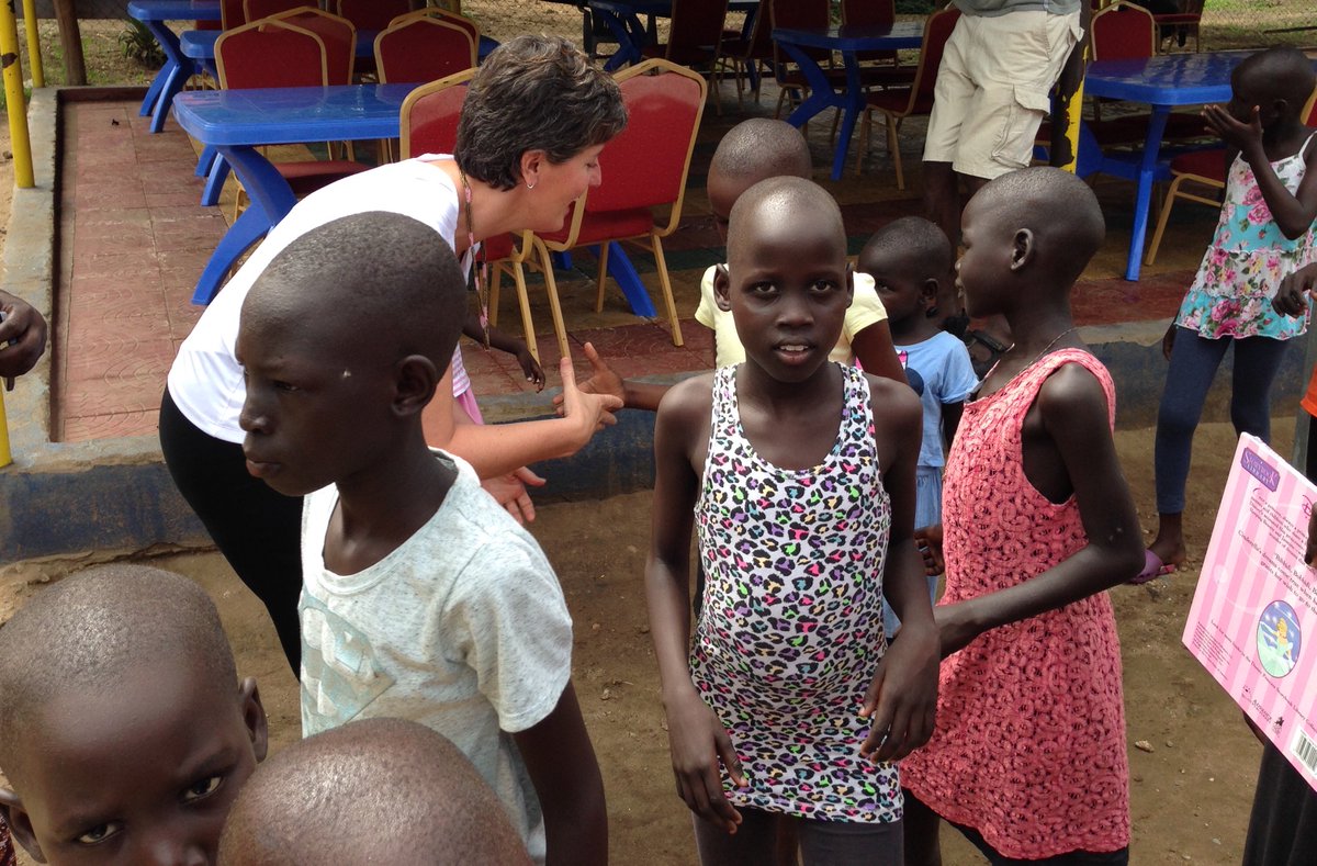 mclaudebibeau's tweet photo. Visite touchante d’un refuge pour enfants touchés par la crise #SudSoudan financé par le Canada 🇨🇦 Merci de protéger ces enfants! https://t.co/o0bCUIOuvX