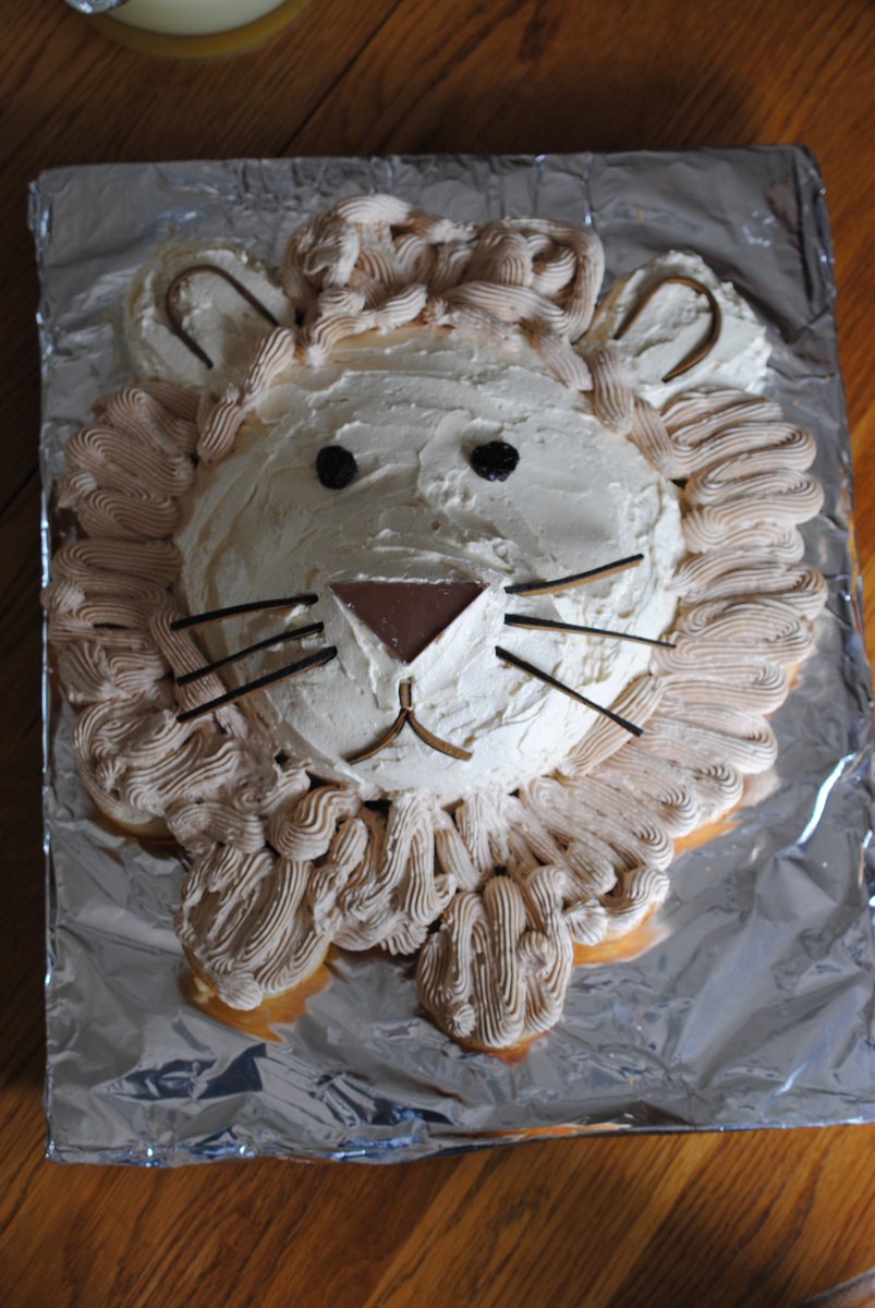 Done and done: lion cake for our three-year-old. ROAR! Details about the making of coming up on the blog  soon... forkandfiction.com/archives/799