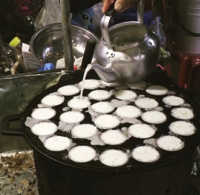 BestieCoconut's tweet photo. #kanomkrok is a #thaistreetsnack Made with #riceflour and #coconutcream #absolutelytasty #ขนมครก #อร่อยมาก for video https://t.co/DNZPAmdNMV https://t.co/VXAZLK128D