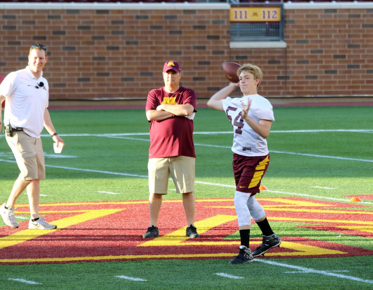 QBKowalkowski's tweet photo. #RTB 划船 Elite Coaching at the Gopher's Camp! @KirkCiarrocca @Coach_Fleck @CoachMGSimon #HYPRR #SkiUMah @GopherFootball @Gopher247 https://t.co/stcaZRuHsv