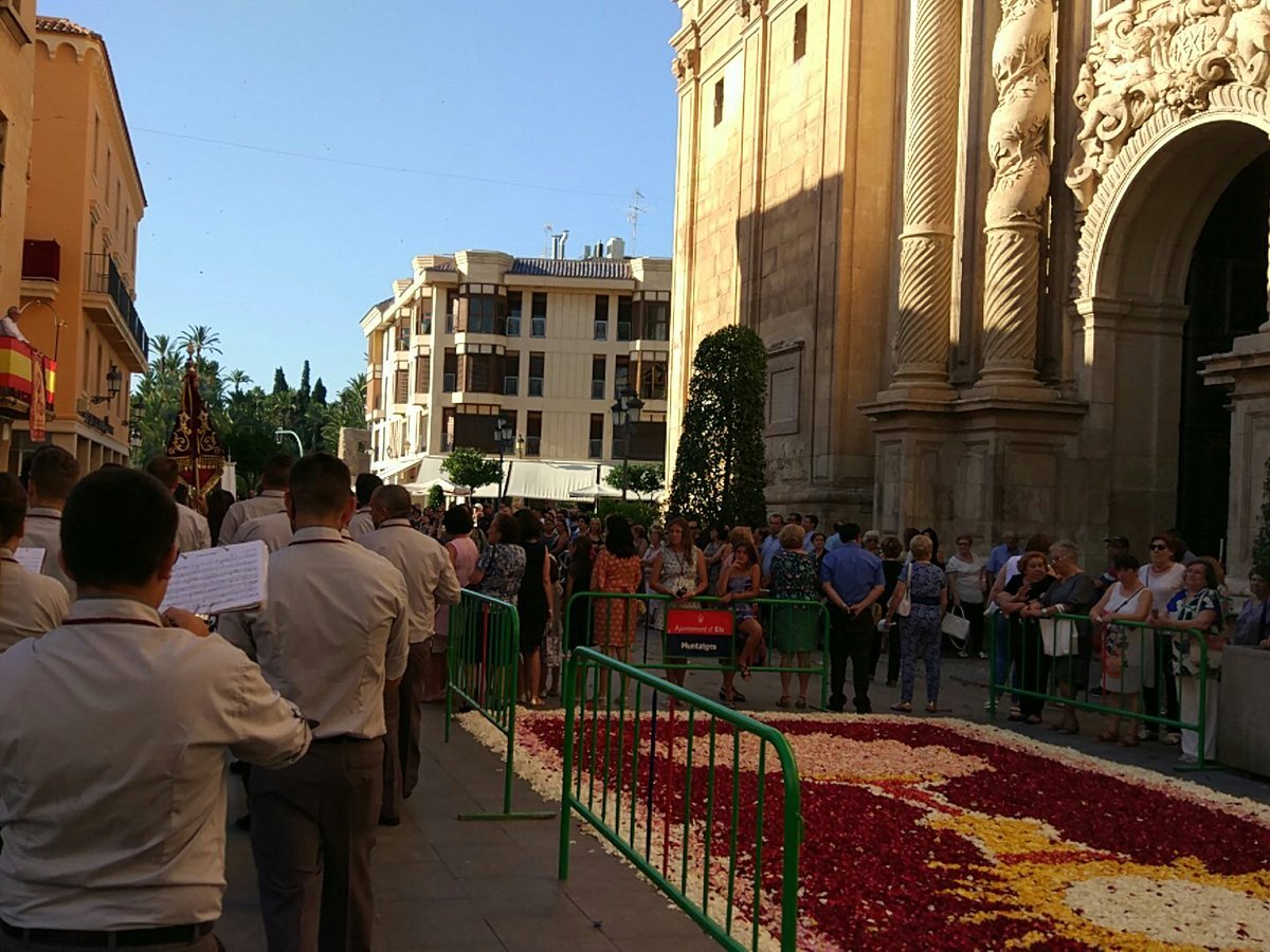Comenzamos la procesión del <a href="/CorpusElche/">CorpusChristiElx</a> #SuenaLaSangre #Corpus2017