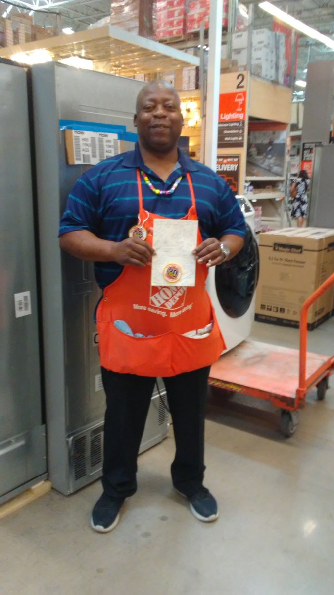 PinOakHD0566's tweet photo. AMAZING to recognize Waymon Jones d29 his 30year Badge https://t.co/OEYx6gshY2