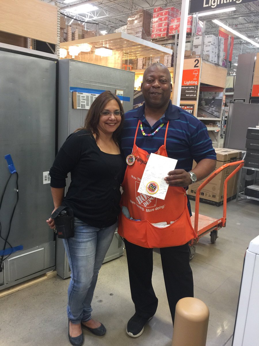 PinOakHD0566's tweet photo. AMAZING to recognize Waymon Jones d29 his 30year Badge https://t.co/OEYx6gshY2