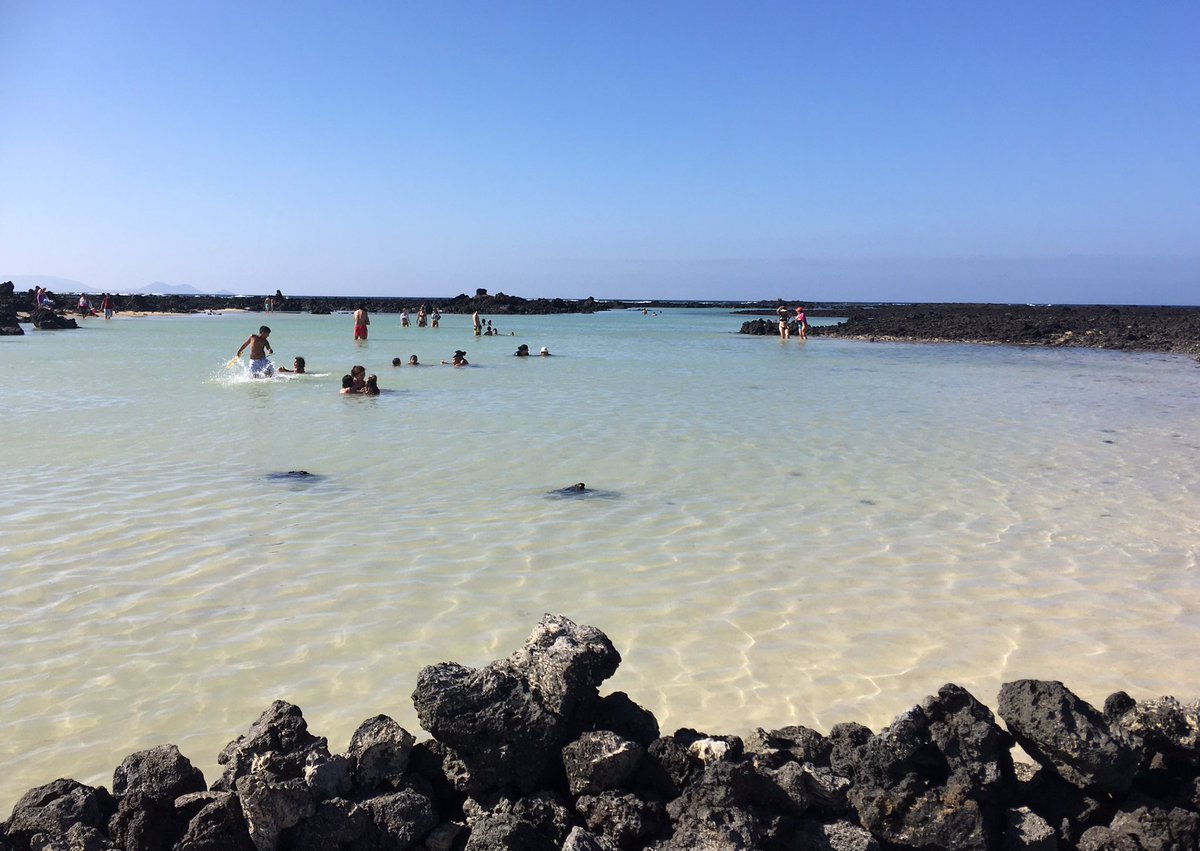 GrahamMuz's tweet photo. Beeches day today #Lanzarote two different ones #niceandhot https://t.co/XMmZ9WIuaE