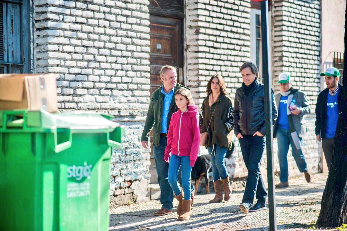 lcruzcoke's tweet photo. Haciendo puerta a puerta con @felipekast esta mañana. Este 2 de Julio vota A2 #VotaFelipeKast https://t.co/e9hVFcFUwB
