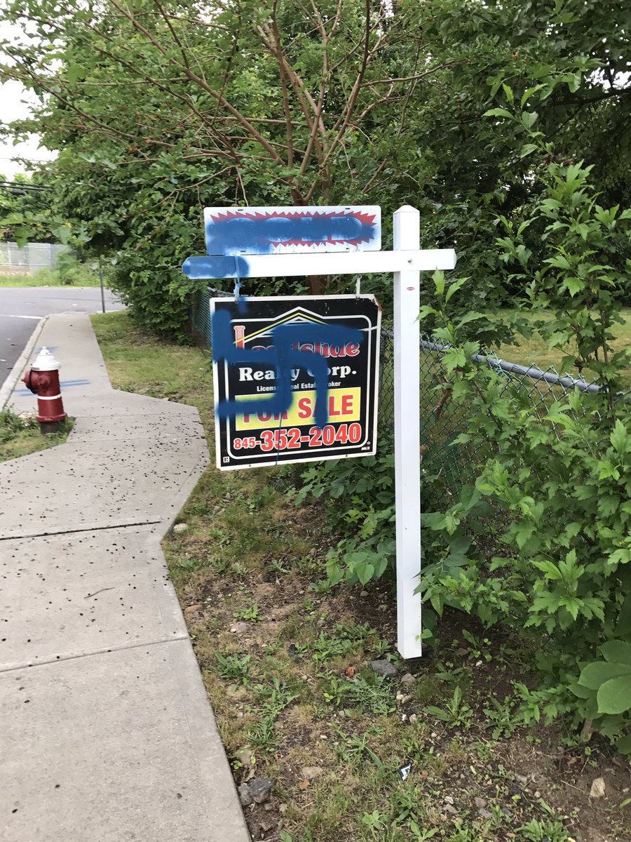 NewSquareNews's tweet photo. Photos of antisemitic vandalism in Clarkstown. (Lawrence x Second Ave) Via @OJPAC 

https://t.co/G8R0FLkptk