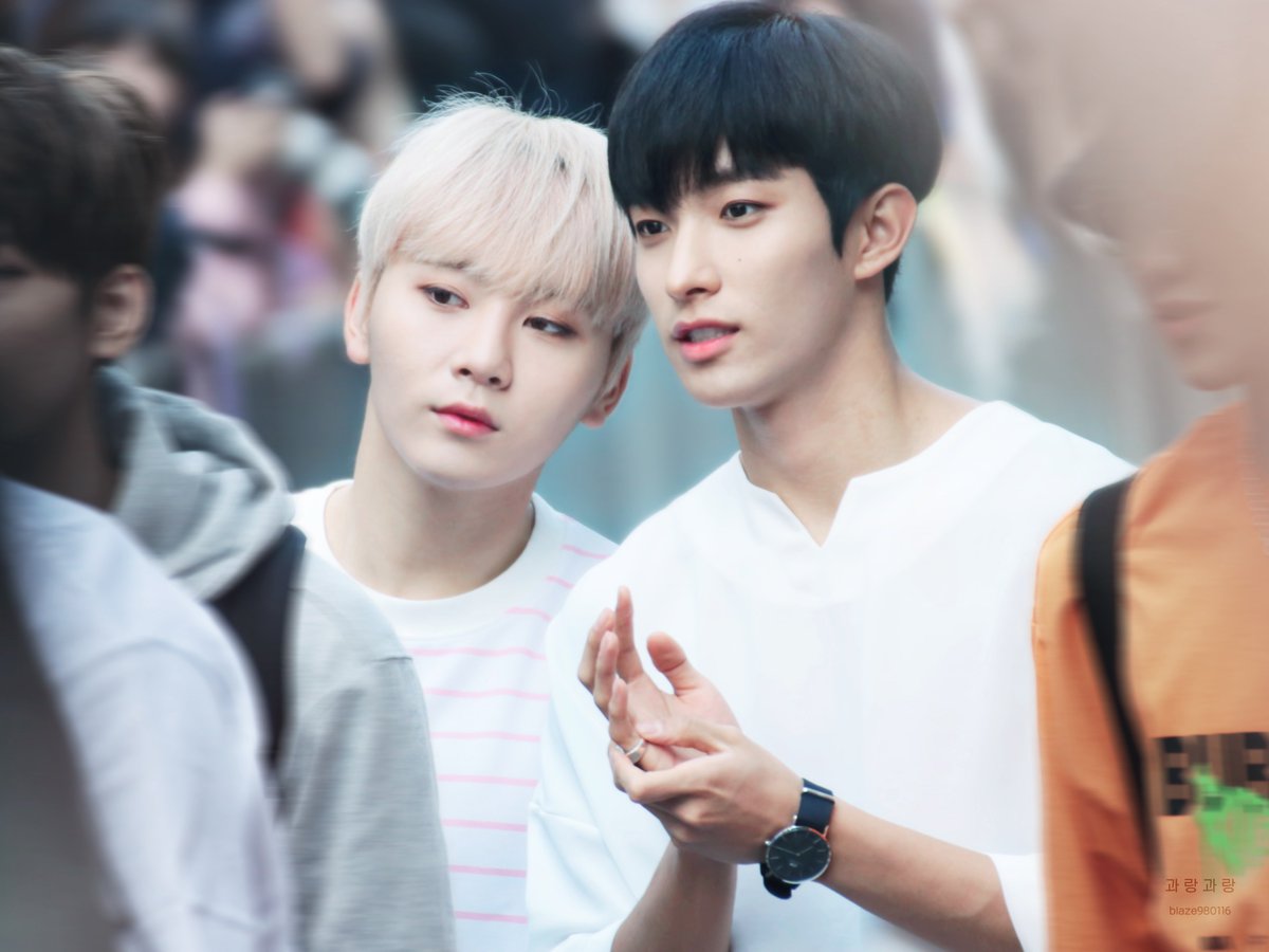 loveto_boo's tweet photo. 170616 뮤직뱅크 출근길
월요일 아침.. 과하게 잘생기고 예쁜 승관 앤 석민을 보며 힘내보아용..😂🍀

🔗 https://t.co/0fsjH9CGn1

#세븐틴 #승관 #seungkwan https://t.co/n9Bicp9Sxp