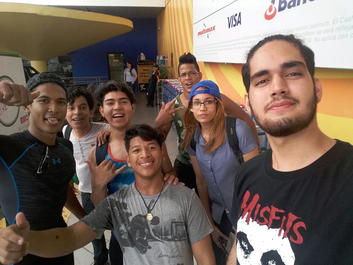 BanescoMax's tweet photo. #rallymultimax #flashmob #reto25 #multimaxtumbamuerto @MultimaxPanama #banescomax #selfie https://t.co/Uveh6cFLQ1