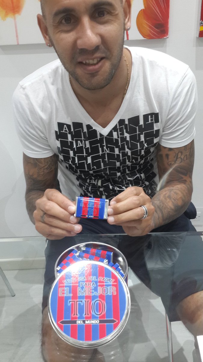 ChechuVieira's tweet photo. Feliz feliz día!!!! @PICHIMERCIER https://t.co/Flwj9SM4YY