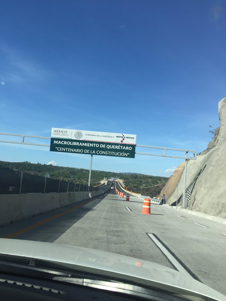 A menos de un mes de que Peña inauguró el macrolibramiento de Querétaro ya está en reparación. Más fraude y corrupción.