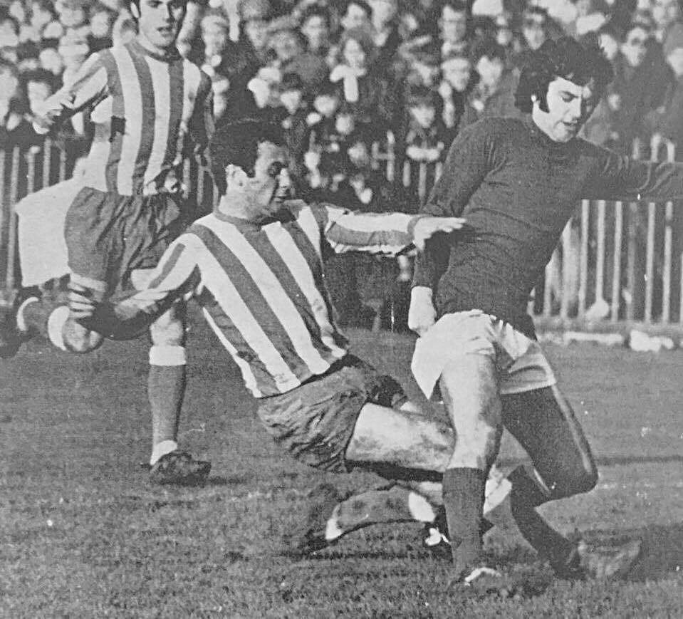 Little throwback of my uncle alan tackling the one and only george best 💙💙 <a href="/CalumBest/">Calum Best Official</a> #FathersDay