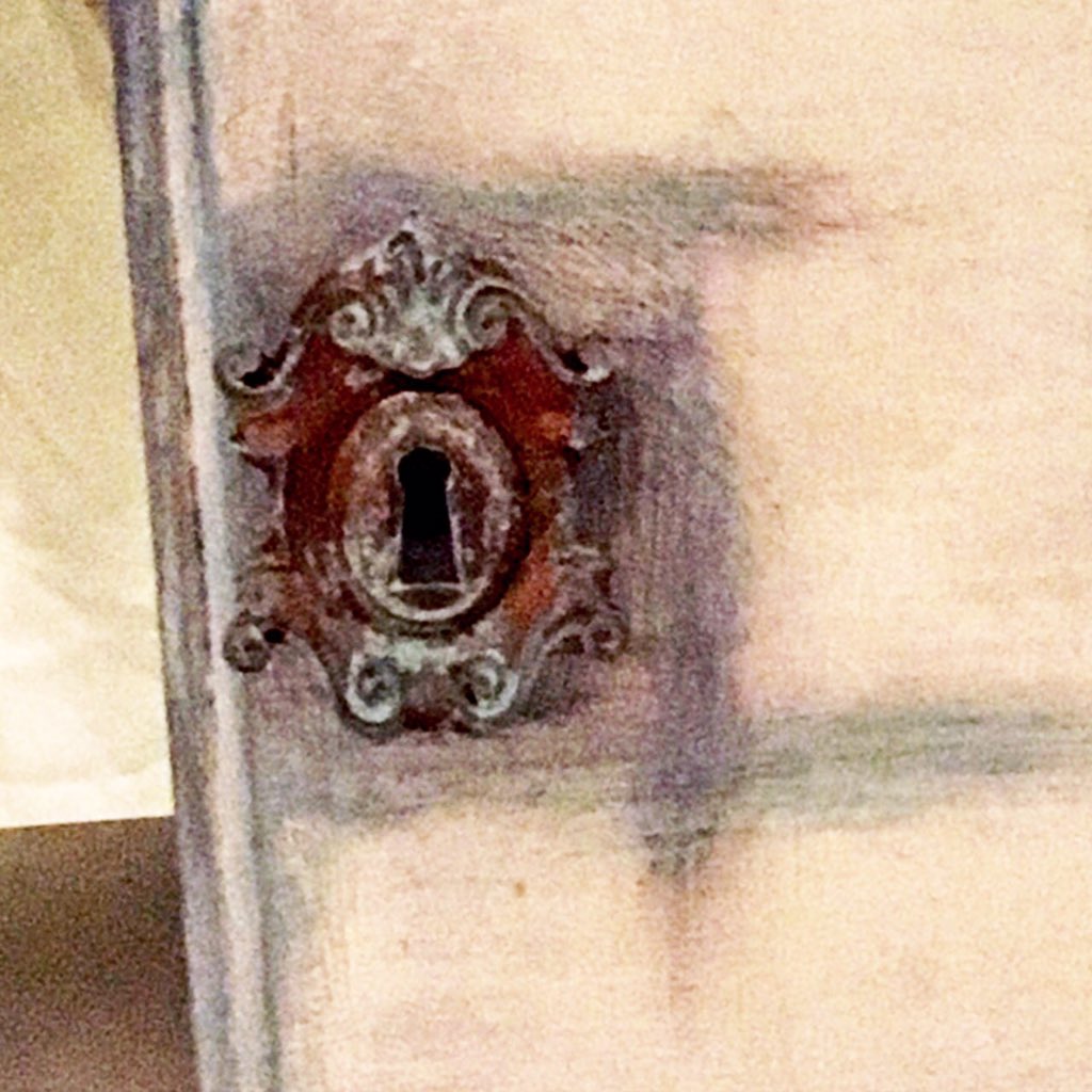 NanasShabbyAtTc's tweet photo. cabinet door to a real antique piece inside my new collection @NanasShabyAtTic #AntiqueDecor #Etsy #Handmade @byRenae #DIY #etsylove #etsyu https://t.co/FtAhybrKbA