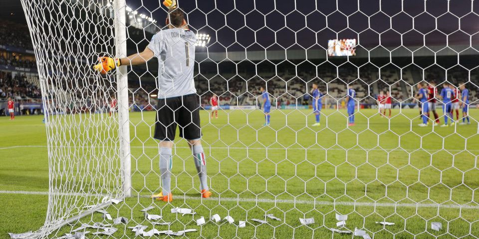 Bolanet's tweet photo. [Video] https://t.co/rfSz9CBQa9 - Menyakitkan, Donnarumma Diguyur Dollar Palsu oleh Fans Milan https://t.co/aliXcgBszf