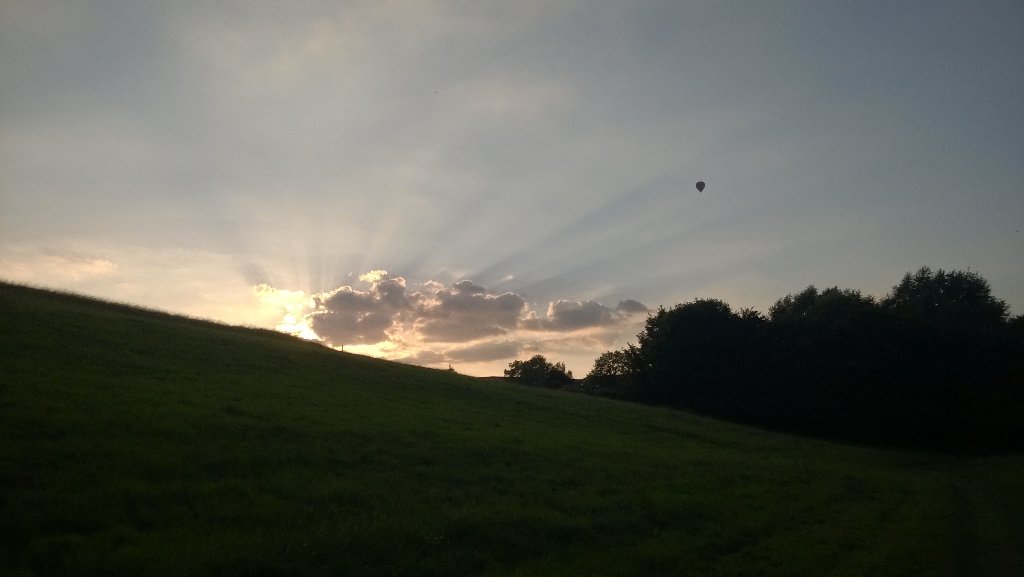 MsKimKaze's tweet image. The clouds are Your crown, sunrays like slipstreams of Your glory &amp;amp; the lilies, Your footstool #thatsmyKing #Jesus
