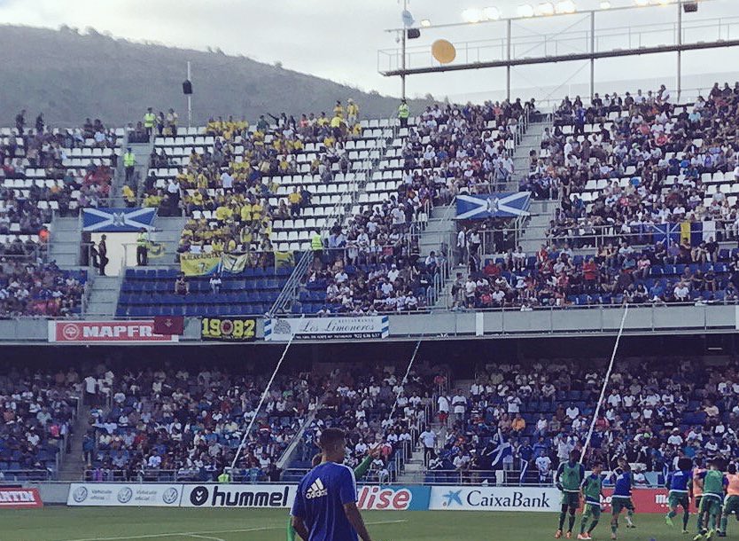Allá donde juegue el Cádiz siempre habrá un pegote amarillo. Leales.