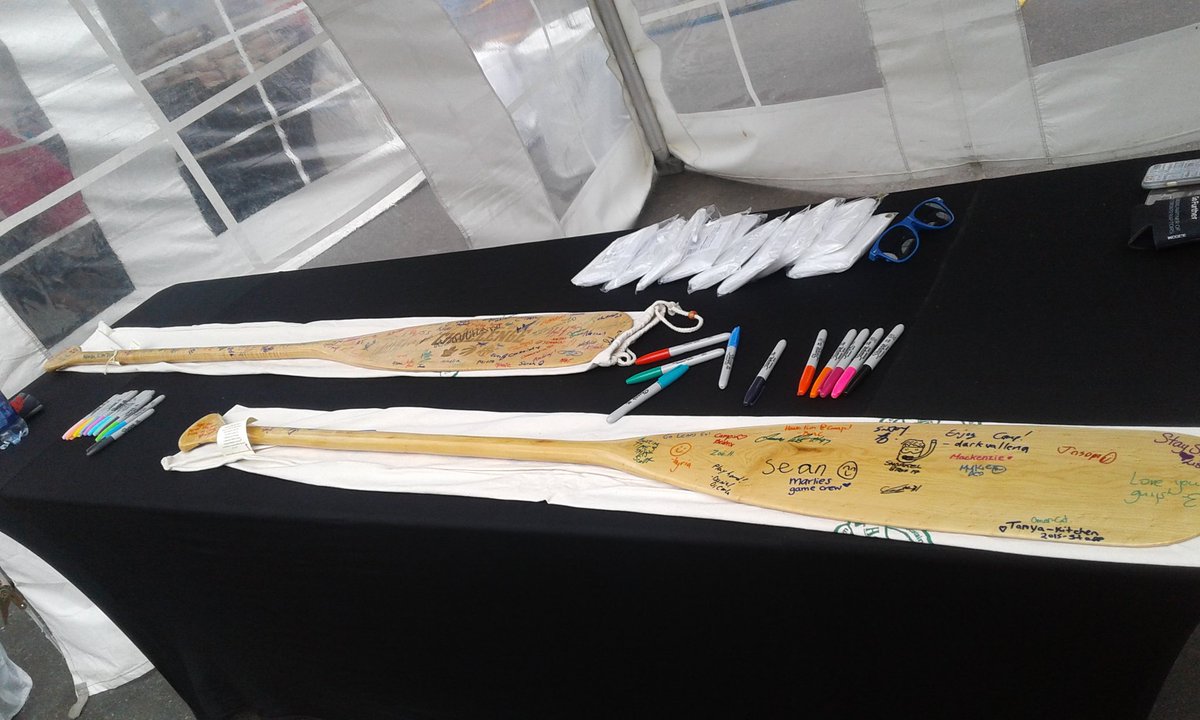 Mykie_E's tweet photo. I signed the oar...did you? #camptrillium @MLSEFoundation #teamupchallenge2017 @YCLToronto @TCA_Connect https://t.co/OPUzUpNj9Z